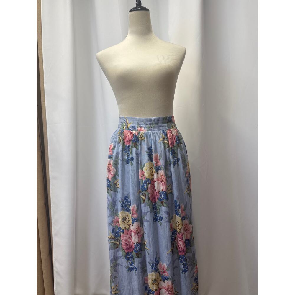 Floral skirt by Michelle Stuart. Comes W/ Pockets! Size M 
Waist 19 Length 32